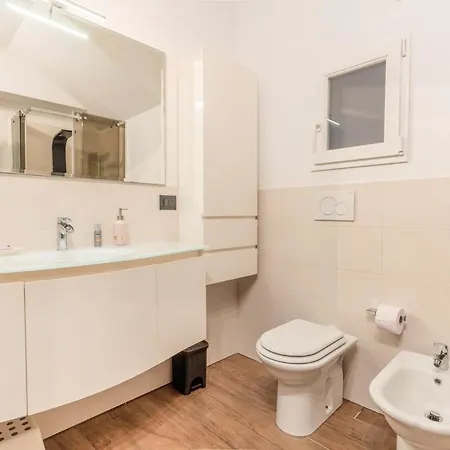 5 Beds - 2 Minutes From The Sea With Parking アパート