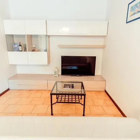 5 Beds - 2 Minutes From The Sea With Parking アパート