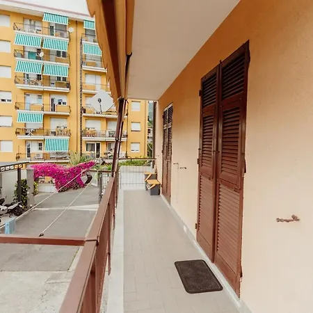 5 Beds - 2 Minutes From The Sea With Parking アパート レッコ
