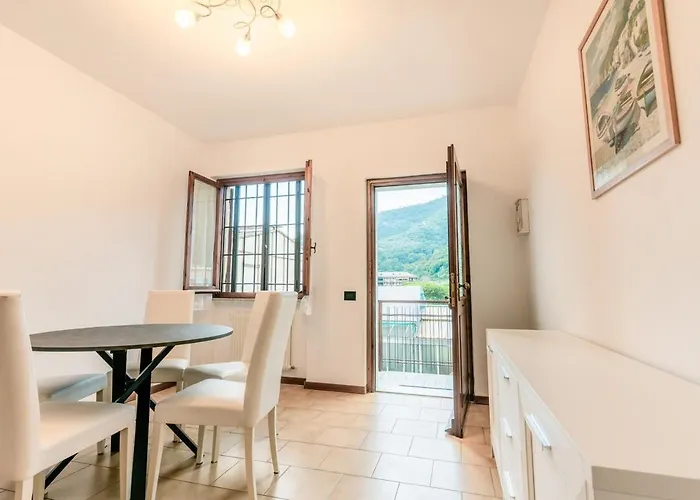 5 Beds - 2 Minutes From The Sea With Parking *