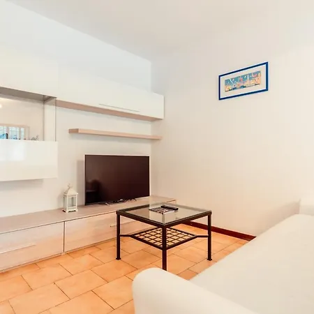 5 Beds - 2 Minutes From The Sea With Parking *