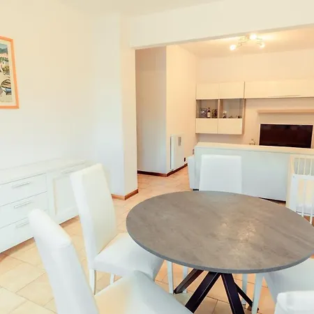 Apartment 5 Beds - 2 Minutes From The Sea With Parking *