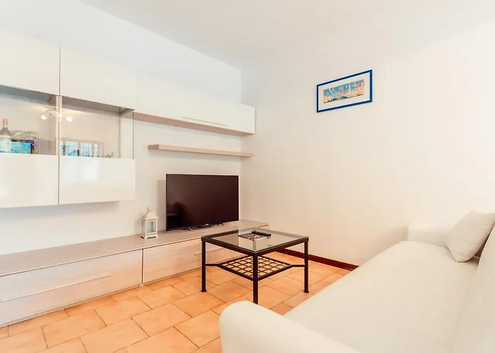 5 Beds - 2 Minutes From The Sea With Parking *